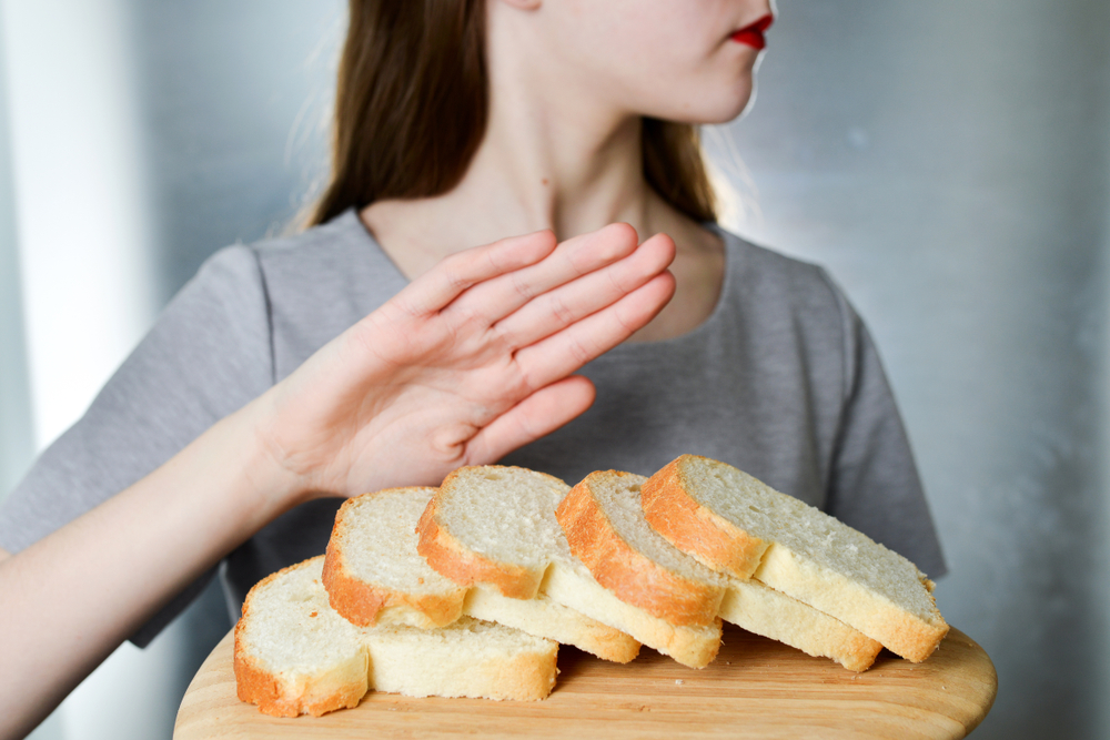 パンを拒んでいる女性