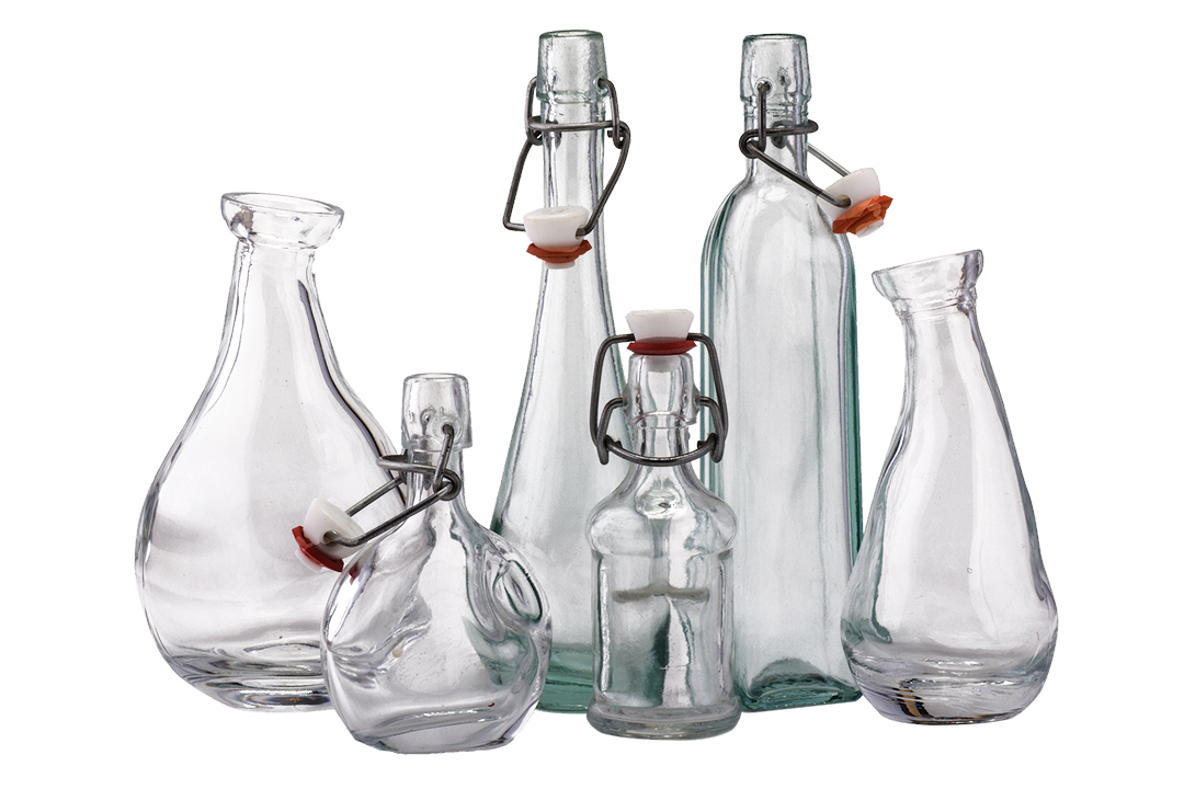さまざまな形のガラス瓶・ガラスボトルが並んだ様子