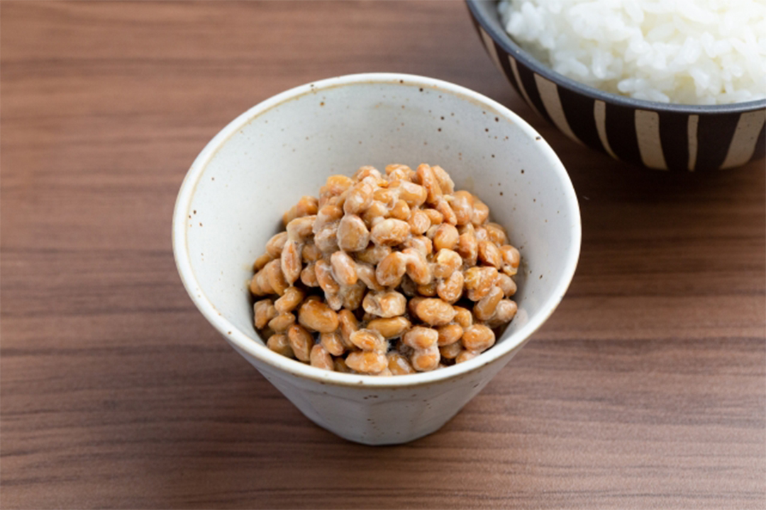 白い器に盛りつけた納豆と青い柄の茶碗に盛りつけた白米を並べた様子